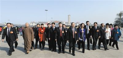 昨日，中國人民政治協(xié)商會議第十二屆全國委員會第一次會議在北京人民大會堂開幕。這是全國政協(xié)委員走向人民大會堂。新華社記者 陳樹根 攝