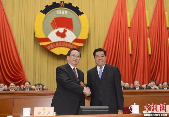 3月11日下午，全國政協(xié)十二屆一次會(huì)議在北京人民大會(huì)堂舉行第四次全體會(huì)議，俞正聲當(dāng)選政協(xié)第十二屆全國委員會(huì)主席。圖為政協(xié)第十一屆全國委員會(huì)主席賈慶林和俞正聲握手，表示祝賀。中新社發(fā) 廖攀 攝