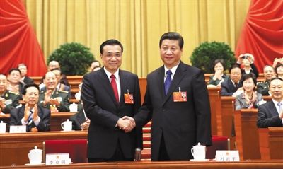 昨日，人大會議投票表決，決定李克強為國務院總理后，習近平和李克強親切握手。 新華社記者 蘭紅光 攝