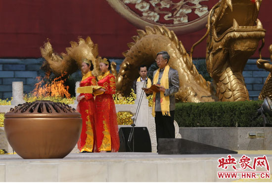 中華炎黃文化研究會(huì)會(huì)長(zhǎng)許嘉璐宣讀拜祖大典拜祭文。映象網(wǎng)記者 邵恰 攝