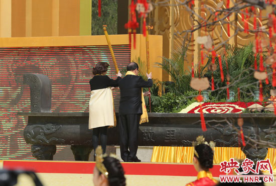 中國(guó)國(guó)民黨副主席蔣孝嚴(yán)及其夫人凈手上香 。映象網(wǎng)記者 邵恰 攝