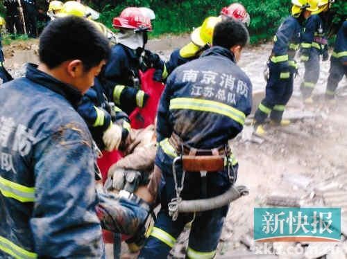 ■江蘇消防人員在現(xiàn)場搶救受傷者。CFP供圖