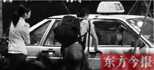 5月1日，記者夜探鄭州火車(chē)東站黑出租車(chē)，司機(jī)告知記者不打表40元，記者上車(chē)錄音取證