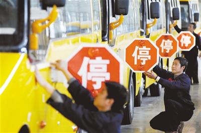 4月28日，江西上饒，江西博能上饒客車員工正在為銷往廣東客戶的訂單大鼻子校車做最后的質(zhì)量安檢。圖/CFP