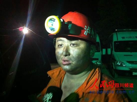 救援隊員出井時，滿臉煤灰，顯得十分疲憊。圖片為唐宗銀的隊友。（記者　李平　攝）