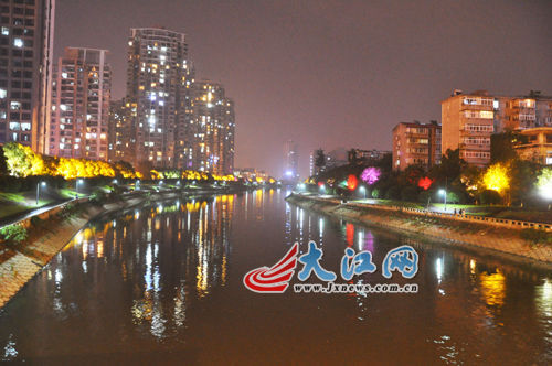 夜幕下的玉帶河，風(fēng)景很好，但是臭氣熏天。
