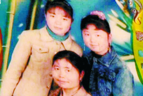 兩個(gè)女兒已長(zhǎng)大成人,妻子也已歸來(lái),這個(gè)分離12年的家庭,離幸福越來(lái)越近(翻拍)。