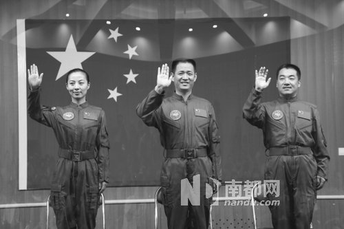 神舟十號航天員王亞平(左)、聶海勝(中)、張曉光(右)。 新華社發(fā)