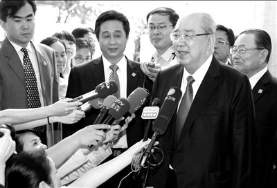 吳伯雄率國(guó)民黨大陸訪(fǎng)問(wèn)團(tuán)抵達(dá)北京，在下榻的麗思卡爾頓酒店接受記者采訪(fǎng)。中新社發(fā)