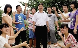 同學(xué)們用手臂連成光環(huán)，把班主任老師圍起來，表達(dá)對(duì)他的敬意和謝意。