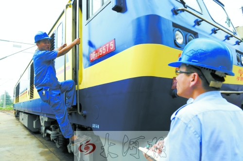 　　首發(fā)車頭以內(nèi)燃機作牽引，途中車頭、車身都會換