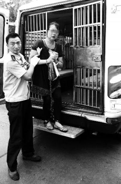 曹艷芳被帶出囚車，準(zhǔn)備到渭南市中級(jí)人民法院受審 程英晏 攝