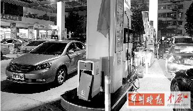 昨天晚上，桐柏路一加油站排隊(duì)加油的汽車(chē)特別多，很多人都想趕在油價(jià)上漲前加滿(mǎn)油箱。