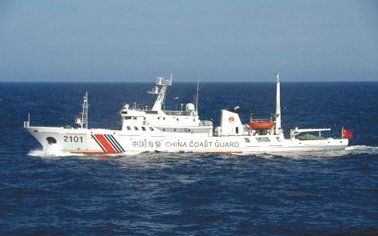 24日在釣魚島附近海域巡航的中國海警船。