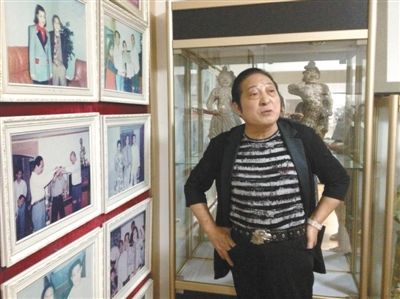 7月17日，王林向記者講述合影背后的故事。王林很樂于展示他和高官、名流的合影，但有官員曾回應(yīng)，合影不代表什么，有時(shí)候只是礙于朋友情面見他一下。新京報(bào)首席記者 張寒