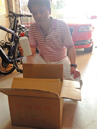 7月19日，王林的“徒弟”鄒勇向記者展示他從王林那里買到的“特供”酒。新京報(bào)首席記者 張寒