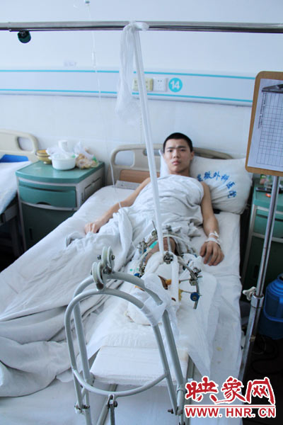 “如果有人肯幫我出4萬元的醫(yī)藥費，我愿意為他免費工作3年，多苦多累都行?！?月26日，躺在病床里上的