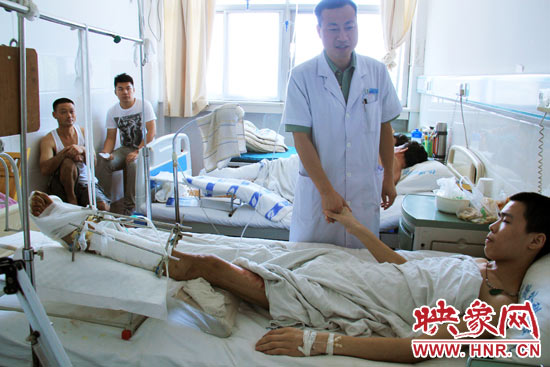 據(jù)仁濟醫(yī)院外傷科主任張明伍介紹，楊偉峰的小腿的創(chuàng)面已經(jīng)恢復得差不多了，治療情況還比較樂觀。但因為小腿