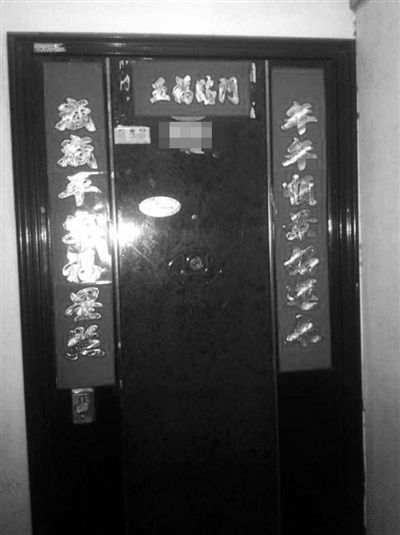 昨天22時許,被摔女童家房門緊閉,多名家屬稱,在協(xié)商處理孩子后事。新京報記者 楊鋒 攝