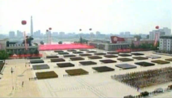 7月27日是《朝鮮停戰(zhàn)協(xié)定》簽署60周年紀(jì)念日，朝鮮在首都平壤舉行的盛大的閱兵儀式。圖為閱兵廣場(chǎng)。