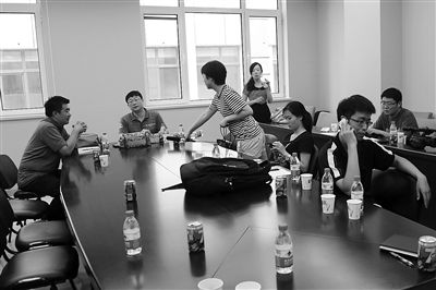 昨日，什剎海街道辦事處第四會(huì)議室，“什剎海女童練攤父親被打”事件的通氣會(huì)現(xiàn)場(chǎng)。