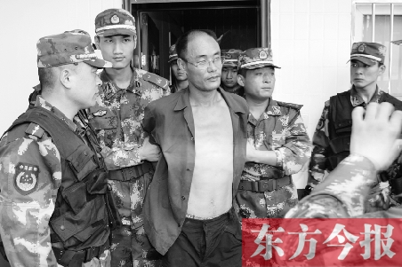 7月27日13時50分許，駐馬店市西平縣的“7·25”連環(huán)殺人案犯罪嫌疑人丁金華（左三）在禹州落網(wǎng)