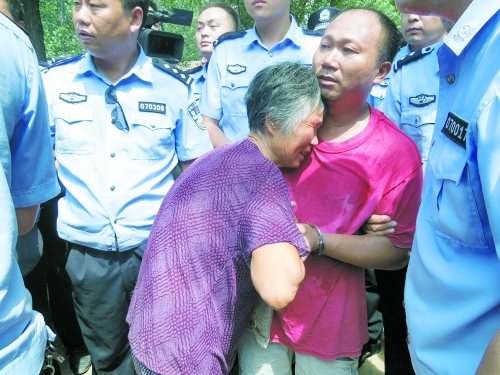 潛逃23年，歸案之時再見父母，最不能承受的究竟是誰？