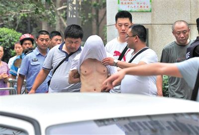 昨日，成都警方抓捕時(shí)與毒犯發(fā)生槍?xiě)?zhàn)。一名男犯罪嫌疑人被警方押出。