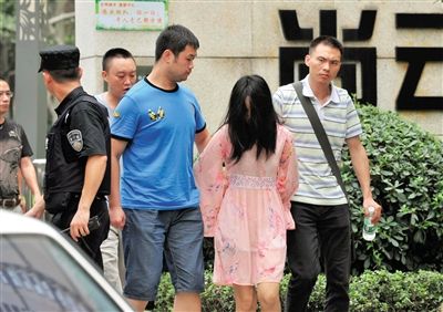 一名女犯罪嫌疑人被警方押出。新華社記者 薛玉斌 攝