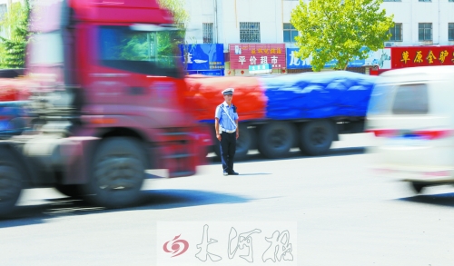 連霍高速受橋梁爆破影響禁止通車，310國道車流量迅速增加，當(dāng)?shù)亟痪块T安排大量警力保障道路暢通。