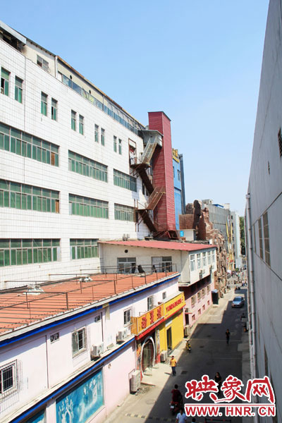 該家具賣場共6層樓，第7層建筑與其他樓層風(fēng)格迥然不同，有明顯后期加蓋痕跡