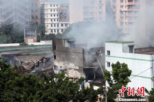 廣州白云區(qū)一倉庫爆炸致4死36傷，事發(fā)3個多小時后現(xiàn)場仍冒著白煙?！「邩s權(quán) 攝