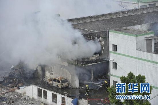 9月10日，消防人員在爆炸現場撲救火情。 新華社記者 梁旭 攝
