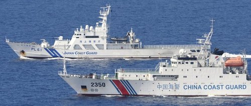 日本海上保安廳的4艘巡邏船則在數(shù)百米開外與之并列航行，展開一對一較量。