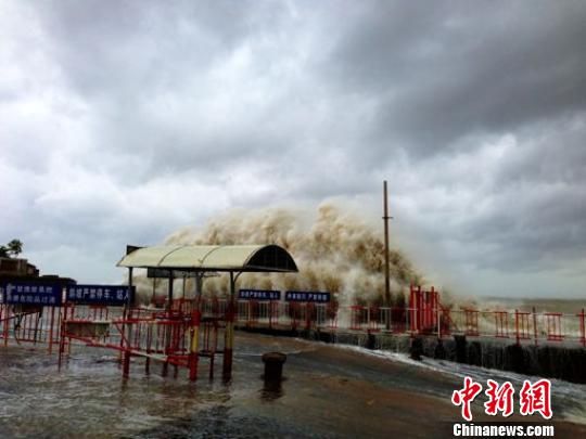 汕頭澄海萊蕪碼頭潮位猛漲，巨浪洶涌。