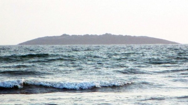 圖為在巴基斯坦靠近阿拉伯海的瓜達(dá)爾地區(qū)（Gwadar）近海600米處冒出一個(gè)小島。