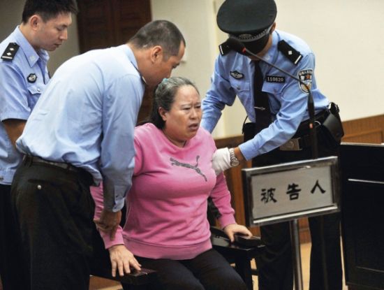 9月24日，在公訴人宣讀起訴書時，丁書苗因身體不停顫抖一度站立不穩(wěn)，被法警扶住