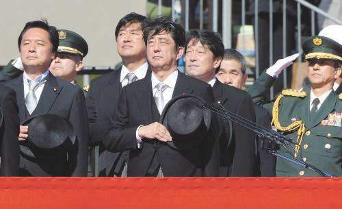 　27日上午，日本首相安倍晉三在琦玉縣的自衛(wèi)隊(duì)朝霞訓(xùn)練場(chǎng)出席陸上自衛(wèi)隊(duì)年度閱兵式