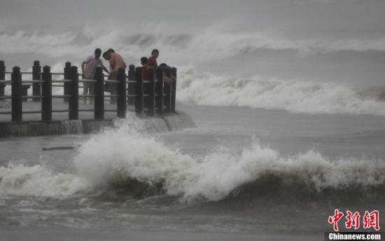 圖為11月10日，受臺風“海燕”影響，三亞海邊風大浪急。尹海明 攝