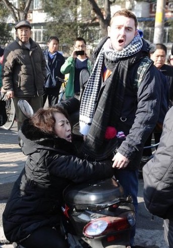12月2日上午10時30分許，北京朝陽區(qū)一名女子在經(jīng)過騎車?yán)贤鈺r，雙方剮蹭后發(fā)生爭執(zhí)