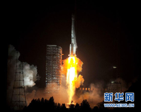 12月21日,載有玻利維亞通信衛(wèi)星的長征三號(hào)乙運(yùn)載火箭點(diǎn)火發(fā)射。當(dāng)日零時(shí)42分,我國在西昌衛(wèi)星發(fā)射中心用長征三號(hào)乙運(yùn)載火箭,成功將玻利維亞通信衛(wèi)星發(fā)射升空,衛(wèi)星順利進(jìn)入預(yù)定軌道。玻利維亞通信衛(wèi)星是該國擁有的第一顆衛(wèi)星。新華社記者 燕雁 攝