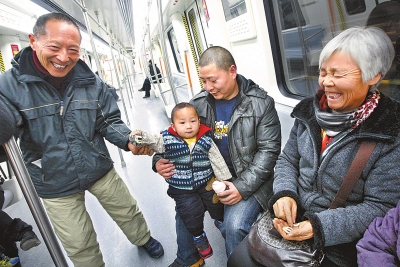 乘客中有80歲的老人，也有幾歲大的小孩，他們眼神共同傳遞著：新鮮和好奇。記者王錚攝