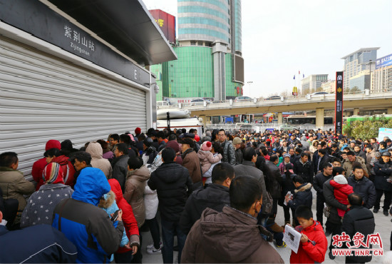 紫金山地鐵口擠滿(mǎn)了準(zhǔn)備乘坐地鐵的市民