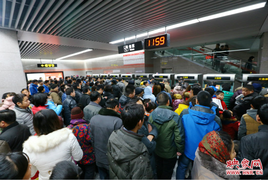 11點(diǎn)59分，紫金山地鐵站售票機(jī)前擠滿(mǎn)了買(mǎi)票的市民，場(chǎng)面如同春運(yùn)