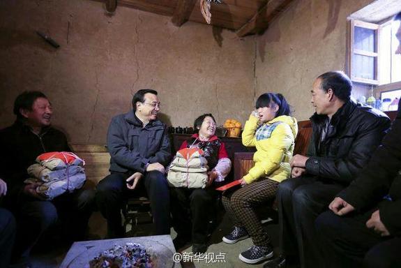 27日，李克強(qiáng)到安康旬陽(yáng)金坡村看望留守兒童。