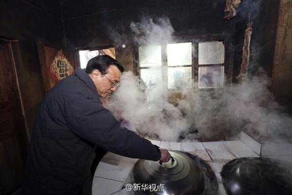 27日，李克強(qiáng)到安康旬陽(yáng)金坡村看望留守兒童。