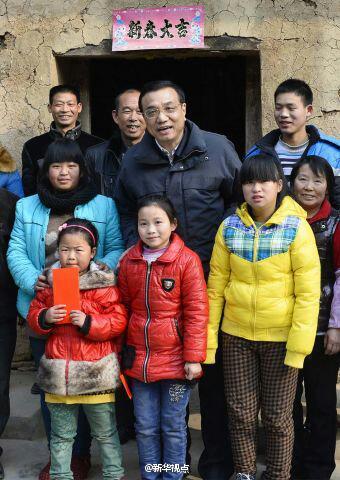 27日，李克強(qiáng)到安康旬陽(yáng)金坡村看望留守兒童。