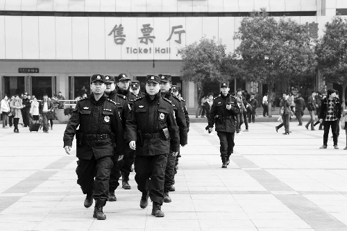 3月2日，鄭州市特警加強對人員密集場所的武裝巡邏。