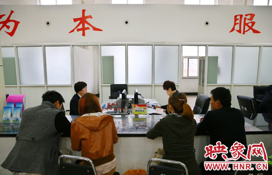 在陽光大廈一樓大廳內(nèi)，分布著人社局、民政局等與群眾利益相關(guān)的民生服務窗口。