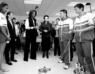 昨天上午，彭麗媛與米歇爾共同參觀北師大二附中，觀看學(xué)生們演示自己設(shè)計(jì)制作的幾何機(jī)器人。
